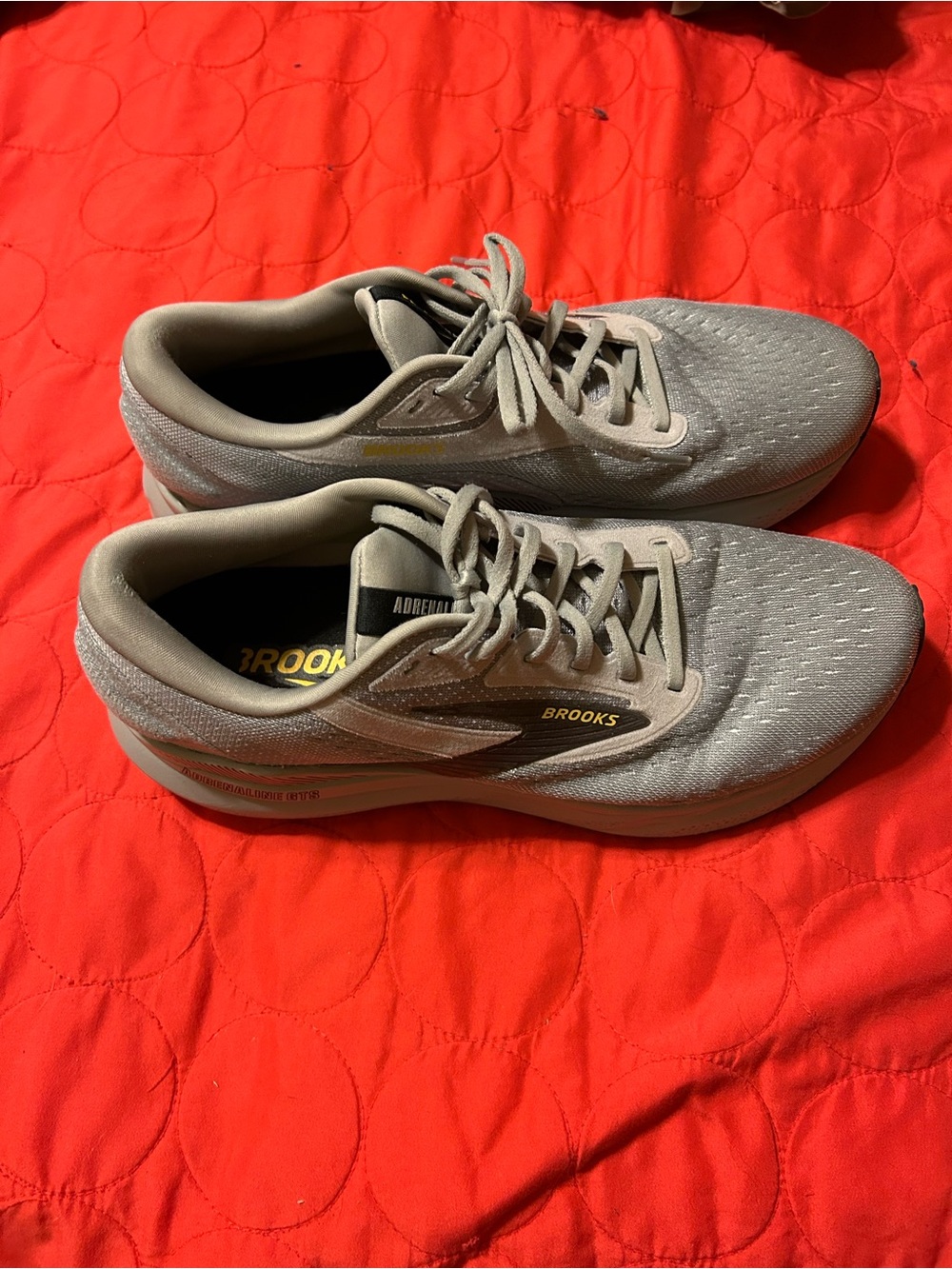 Brooks Men's Light Gray Adrenaline GTS 24 Running Shoes with Yellow Logo 11EE